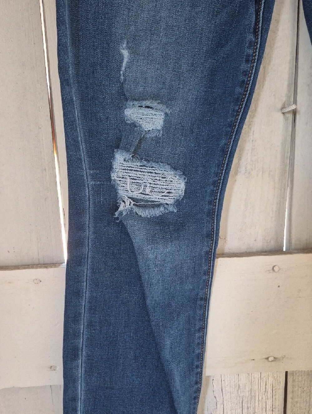 Old Navy Women's Skinny Jeans - Medium Blue Distressed - Picture 5 of 12